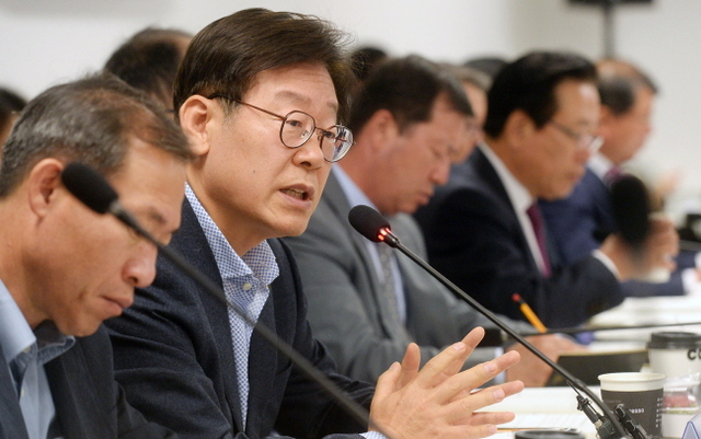 ▲ ‘경기도시장군수협의회 민선6기 제 13차 정기회의’가 열린 23일 수원시립아이파크미술관에서 이재명 성남시장이 경기도 광역버스 준공영제 정책에 대해 비판하고 있다. 조태형기자