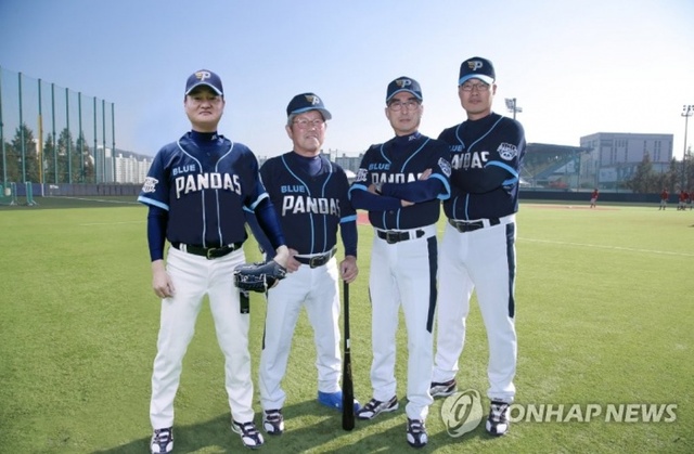 ▲ 24일 스포츠투아이 야구학교가 성남시를 연고로 하는 성남시 독립야구단(가칭 성남 블루팬더스)을 창단한다고 밝혔다. (왼쪽부터)박명환 코치, 최주현 감독, 임호균 감독, 마해영 코치 등 야구학교 코치진이 독립야구단이 훈련하게 될 탄천야구장에서 포즈를 취하고 있다.연합뉴스