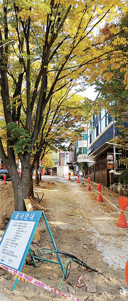 ▲ 성남시 분당구 ‘신해철 거리’ 조성 사업 현장. 오는 12월 준공을 앞둔 가운데 고인이 음악작업실로 사용하던 지하실에 대한 리모델링 공사는 아직 시작하지 못하고 있어 ‘반쪽 짜리’ 준공이 우려된다. 강현숙기자