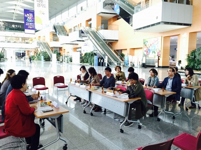  고양시 관광상품을 연구ㆍ생산하는 각 소상공인들로 구성된 ‘고양시 브랜드관광상품 협동조합(김태국 이사장)’이 출범, 관계자들이 기념촬영을 하고 있다. 고양시 제공