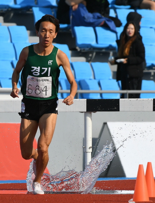 크기변환_W 전국체전4일차-육상(트랙)3천m 장애물 오 171024 (8).jpg