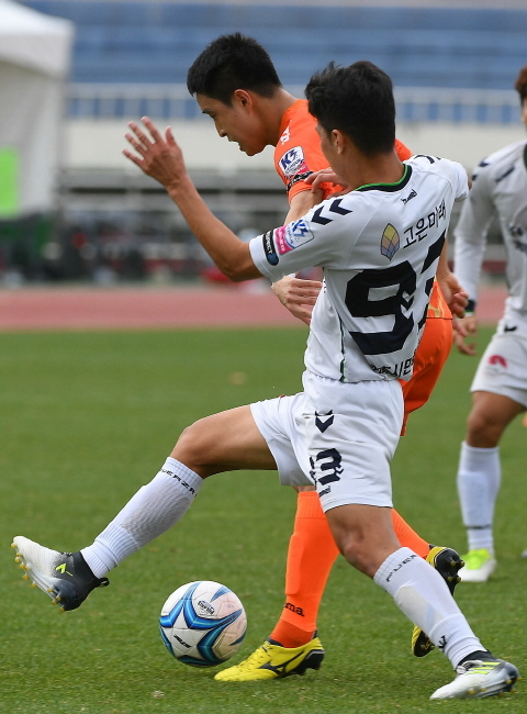 ▲ 24일 충북 충주공설운동장에서 열린 제98회 전국체육대회 축구 남자일반부 준결승 포천시민축구단(주황색)과 전주시민축구단 경기에서 선수들이 치열한 볼다툼을 벌이고 있다. 오승현기자