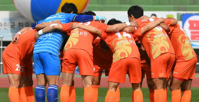 ▲ 24일 충북 충주공설운동장에서 열린 제98회 전국체육대회 축구 남자일반부 준결승 포천시민축구단(주황색)과 전주시민축구단 경기에서 선수들이 치열한 볼다툼을 벌이고 있다. 오승현기자