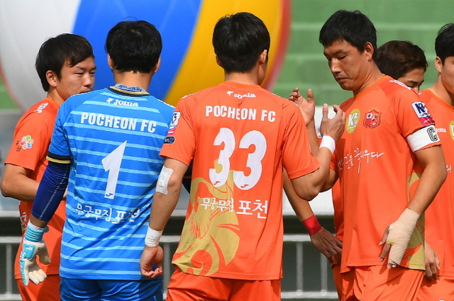 ▲ 24일 충북 충주공설운동장에서 열린 제98회 전국체육대회 축구 남자일반부 준결승 포천시민축구단(주황색)과 전주시민축구단 경기에서 선수들이 치열한 볼다툼을 벌이고 있다. 오승현기자
