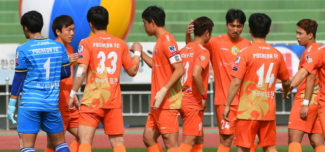 ▲ 24일 충북 충주공설운동장에서 열린 제98회 전국체육대회 축구 남자일반부 준결승 포천시민축구단(주황색)과 전주시민축구단 경기에서 선수들이 치열한 볼다툼을 벌이고 있다. 오승현기자