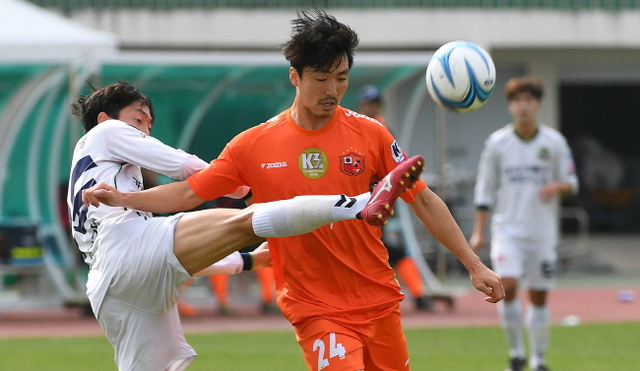 ▲ 24일 충북 충주공설운동장에서 열린 제98회 전국체육대회 축구 남자일반부 준결승 포천시민축구단(주황색)과 전주시민축구단 경기에서 선수들이 치열한 볼다툼을 벌이고 있다. 오승현기자
