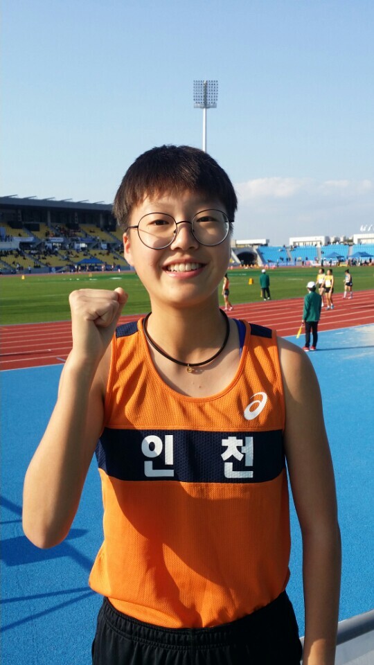 ▲ ▲24일 열린 제98회 전국체육대회 육상 여고부 3000m 장애물에서 금메달을 획득하고 기념촬영을 하고 있는 최수아(인천체고)