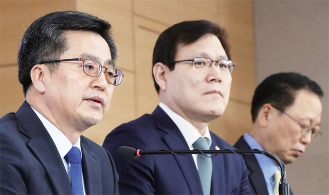 정부 가계부채 종합대책 발표 김동연 부총리 겸 기획재정부 장관이 24일 오후 정부서울청사에서 가계부채 종합대책을 발표하고 있다. 왼쪽부터 김동연 부총리, 최종구 금융위원장, 최흥식 금융감독원장. 연합뉴스