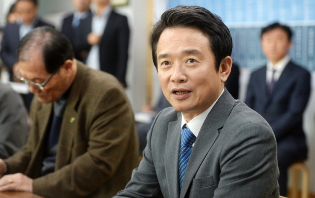 ▲ ‘경기도 버스 준공영제 관련 기자 간담회’가 열린 24일 경기도청 집무실에서 남경필 경기지사가 버스 준공영제 추진 방향을 밝히고 있다. 조태형기자