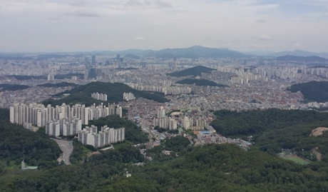 ▲ 매년 60조원 규모의 상속과 증여가 이뤄지고 물려주는 재산 항목 1위는 부동산인 것으로 나타났다. 사진은 아파트 등 부동산이 몰려있는 서울 시내 전경. 사진/민현배 기자.