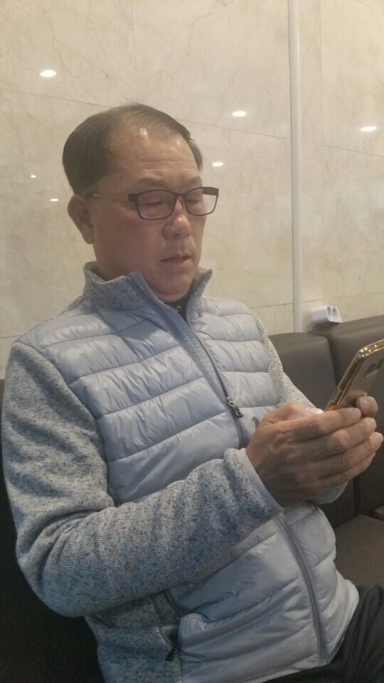 ▲ 신동원 경기체고 교장이 제98회 전국체육대회에서 선전하는 학생들의 결과를 문자 메시지로 관계자들에게 전송하고 있다
