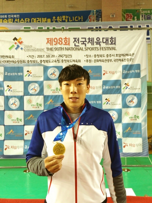 ▲ ▲25일 충북 호암 제2체육관에서 열린 제98회 전국체육대회 자유형 74㎏급 남자 대학부에서 인천의 서범규(한체대)가 우승을 확정짓고 기념촬영을 하고 있는 모습