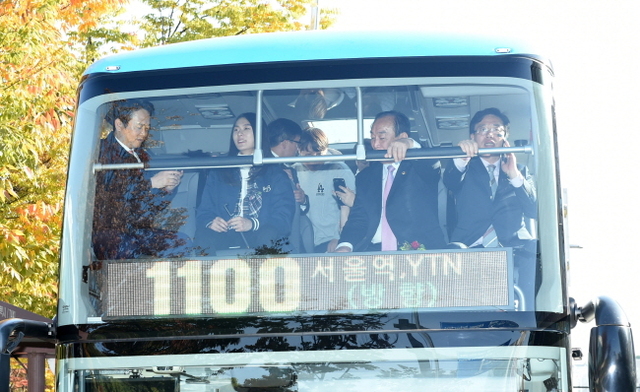 ▲ 굿모닝 2층버스 1100번 개통식이 열린 25일 고양시 일산동구청 앞에서 남경필 경기지사, 최성 고양시장 등이 다음달 1일부터 운행을 시작할 1100번 노선버스 시승체험을 하고 있다. 경기도 제공