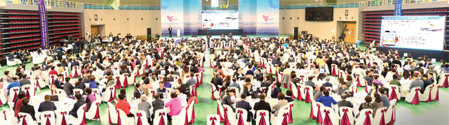 ▲ 25일 오후 ‘제5회 애인토론회’ 행사가 열린 인천시 부평구 삼산월드체육관에서 1천여명의 각계 각층 시민들이 열띤 토론을 벌이고 있다. 장용준기자