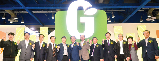 ▲ ‘G-푸드 쇼 2017’ 행사가 개막된 25일 서울 코엑스에서 서재형 경기농식품유통진흥원장, 김준식 경기도친환경농업인연합회장, 신선철 경기일보 회장, 황은성 안성시장 등 내빈들이 개막 점등식을 갖고 있다. 경기도지사가 인증한 다양한 농식품을 저렴하게 구입할 수 있는 이번 행사는 오는 28일까지 계속된다. 김시범기자