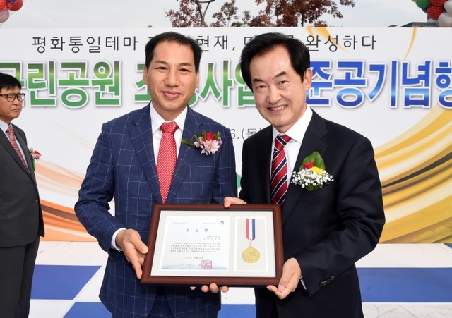 ▲ 감사패를 받은 신동협 한동건설 대표