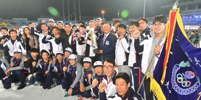 ▲ 26일 충북 충주종합경기장에서 열린 제98회 전국체육대회 폐회식에서 경기도선수단이 종합우승기와 우승컵을 들고 환호하고 있다. 경기도는 이번 대회에서 종합우승 16연패의 위업을 달성했다. 오승현기자