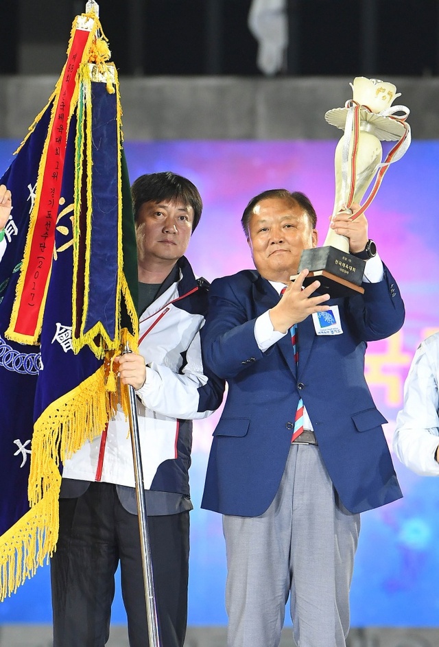 ▲ 26일 충북 충주종합경기장에서 열린 제98회 전국체육대회 폐회식에서 최규진 경기도선수단 총감독이 종합우승기와 우승컵을 들고 환호하고 있다. 경기도는 이번 대회에서 종합우승을 차지하며 대회 16연패의 위업을 달성했다. 오승현기자