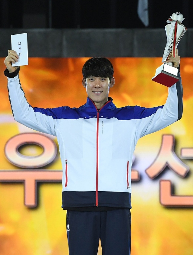 ▲ 26일 충북 충주종합경기장에서 열린 제98회 전국체육대회 폐회식에서 통산 5번째로 대회 최우수선수(MVP)로 선정된 마린보이 박태환(인천시청)이 관중들의 환호에 손을 들어 화답하고 있다. 박태환은 이번 대회에서 자유형 200m·400m, 계영 800m·400m, 혼계영 400m 종목을 석권해 대회 5관왕을 차지했다. 오승현기자