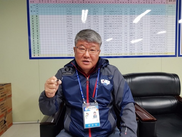 ▲ ▲제98회 전국체육대회 마지막날인 26일 충북 충주종합운동장 내 인천시상황실에서 2회 연속 종합우승 7위 달성 목표를 확정짓고 인터뷰를 하고 있는 기권일 인천시선수단 총감독