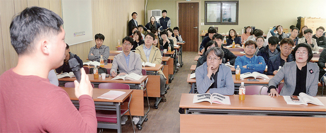 ▲ 26일 경기광역자활센터에서 열린 ‘2017 신규자활사업 설명회’에서 참석자들이 6차 산업 농식품을 활용한 사업설명에 대해 듣고 있다. 조태형기자