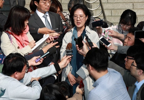 ▲ 사진-제국의 위안부 박유하 세종대 교수가 27일 서울 서초구 서울고등법원에서 열린 항소심 선고 공판을 마친 뒤 밖으로 나서며 취재진 질문에 답하고 있다. 연합뉴스