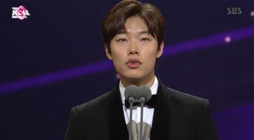더 서울어워즈 남녀신인상 류준열 최희서, SBS 화면 갈무리 
