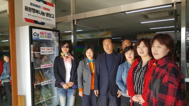 ▲ 용문면 행복냉장고 앞에서 김선대 용문면장과 행복나눔 기부자들