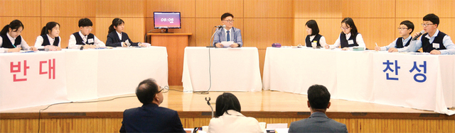 ▲ ‘제4회 전국 초·중·고등학생 孝실천 토론대회’가 열린 28일 경기대학교에서 중등부 결승 진출 참가자들이 열띤 토론을 벌이고 있다. 조태형기자