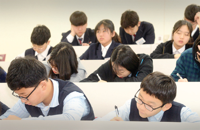 참가자들이 孝를 주제로 글을 쓰고 있다.