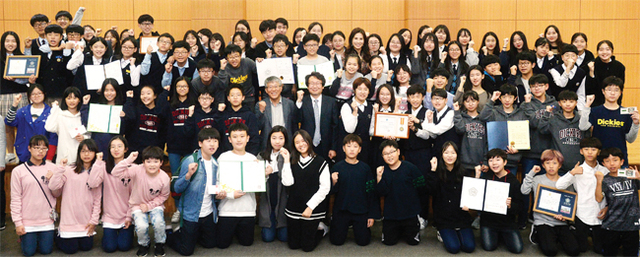 수상자들이 최종식 경기일보 기획관리실장, 김우정 단국대학교 한문교육연구소 소장과 함께 기념촬영을 하고 있다.