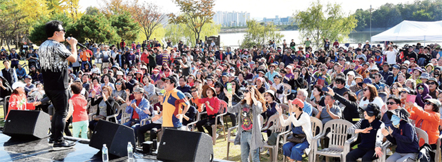 축만제 세계 관계시설물 유산 등재 기념으로 28일 수원시 서호공원 특설무대에서 열린 ‘서호문화제 2017’에서 객석을 꽉 메운 관람객들이 유명가수들의 공연을 보며 즐거워하고 있다. 이번 행사는 수원문화원과 경기일보가 주최하고 수원시와 수원문화재단이 후원했다. (왼쪽부터 7080세대 가수 구창모, 건아들, 샌드페블즈) 김시범기자