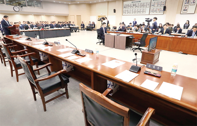 ▲ 반쪽국감 27일 오전 인천시 남동구 인천시청에서 열린 ‘2017년 국회 행정안전위원회 인천시 국정감사’가 자유한국당 의원들이 불참한 가운데 반쪽진행되고 있다. 자유한국당은 방송통신위원회가 야당의 반대에도 불구하고 MBC의 대주주인 방송문화진흥회 보궐이사 2명 선임을 강행한 데 반발해 전날 국정감사 보이콧을 선언했다. 장용준기자