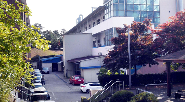 25일 한국폴리텍대학 화성캠퍼스에 불법으로 설치된 가건물을 학생들의 실습실 등으로 사용하고 있다.전형민기자   