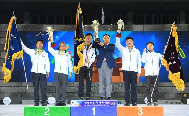 ▲ 경기도가 오는 2019년 서울에서 열리는 제100회 전국체육대회에서도 개최지 서울시와 우승을 다툴 전망이다. 사진은 지난 26일 막을 내린 제98회 대회에서 경기도가 종합우승 16연패를 달성한 뒤 시상대 가장 높은 곳에 서있다.오승현기자