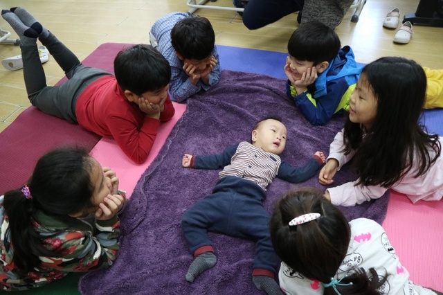 ▲ 지난 20일 용인 백봉초에서 진행된 '아기가 가르치는 공감교실'에서 3학년 학생들이 아기를 관찰하며 공감능력을 기르고 있다 (3)