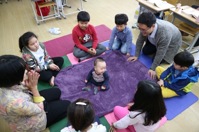 ▲ 지난 20일 용인 백봉초에서 진행된 '아기가 가르치는 공감교실'에서 3학년 학생들이 아기를 관찰하며 공감능력을 기르고 있다 (4)