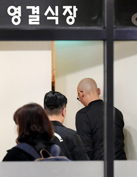 ▲ 30일 교통사고로 사망한 배우 김주혁의 소속사 나무엑터스 김종도 대표(오른쪽)가 서울 건국대병원 장례식장을 찾고 있다. 연합뉴스