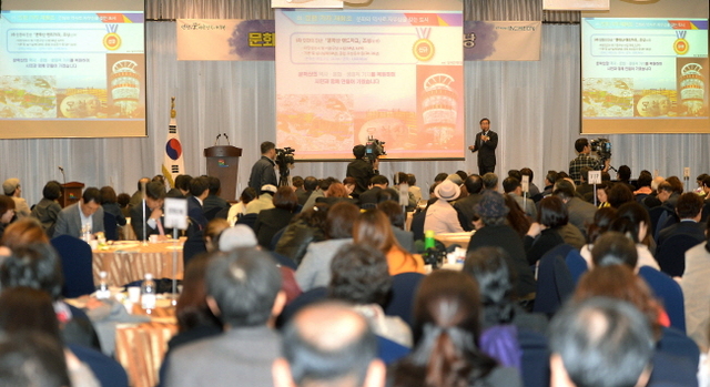 ▲ 31일 오후‘문화성시 인천 1주년 문화예술 한마당’행사가 열린 인천시 중구 하버파크호텔에서 유정복 인천시장이 6번째 시민이 행복한 애인정책인 '문화주권 2차년도 사업'을 발표하고 있다.장용준기자