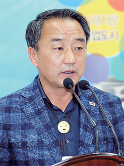 ▲ 황은성 안성시장이 31일 시청 대강당에서 기자회견을 열고 “민선 5~6기 6년 만에 시 전체 면적의 84.9%를 각종 규제에서 완화했다”고 밝히고 있다. 안성시 제공
