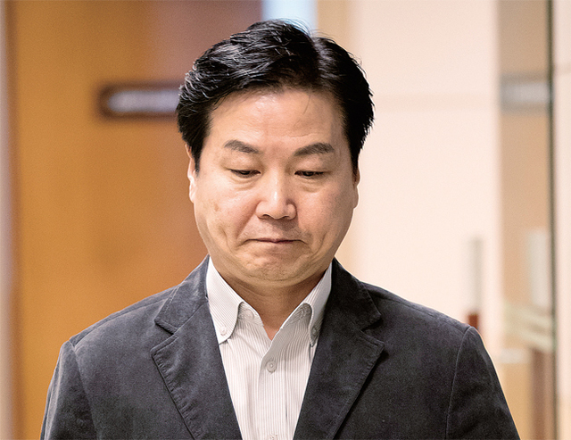 ▲ 사무실로 향하는 홍종학 재산 증여 방식 논란이 있는 홍종학 중소벤처기업부 장관 후보자가 31일 오후 서울 영등포구 청문회 준비 사무실로 향하고 있다. 연합뉴스