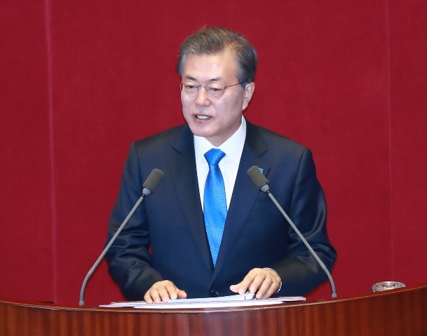 ▲ 문재인 대통령이 1일 오전 국회 본회의장에서 2018년도 예산안 시정연설을 하고 있다.  /연합
