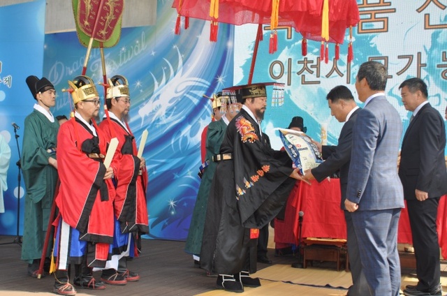 ▲ 이천 모가농협 김교환 조합장이 서울 동대문구의 청룡문화제에서 임금님표 이천쌀을 진상하고 있다.(사진=모가농협)