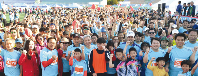 ‘제14회 오산독산성 전국하프마라톤대회’가 열린 22일 오산시 종합운동장에서 곽상욱 오산시장, 손정환 오산시의회 의장, 신항철 경기일보 대표이사 사장, 안민석 국회의원 등 내빈과 참가자들이 출발전 파이팅을 외치고 있다. 이번 대회는 오산시와 경기일보 주최, 오산시 체육회 주관 으로 진행됐다.