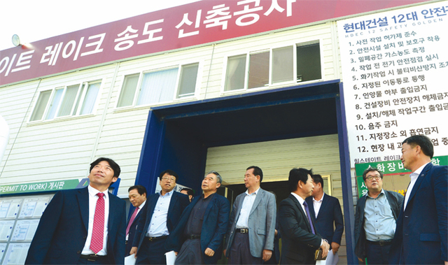 지난 9월 25일 오후 인천시 송도 68공구 개발이익 환수논란과 관련해 첫 일정을 시작한 유재홍 인천시의회 조사특위 위원장을 비롯한 위원들이 68공구 공모부지인 R7 부지 인근 힐스테이트 현장 사무소를 방문해 현황보고회를 마친후 공사현장을 둘러보고있 다.