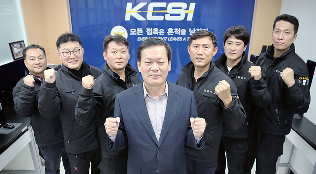 ▲ 제69주년 과학수사의 날을 맞이해 경기북부지방경찰청 과학수사계 직원들이 2일 한자리에 모여 파이팅을 외치고 있다. 모두 65명인 경기북부지방경찰청 과학수사계 경찰관은 24시간 사건현장 근무를 주로 하기 때문에 한자리에 모이기 어렵다. 경기북부지방경찰청 제공