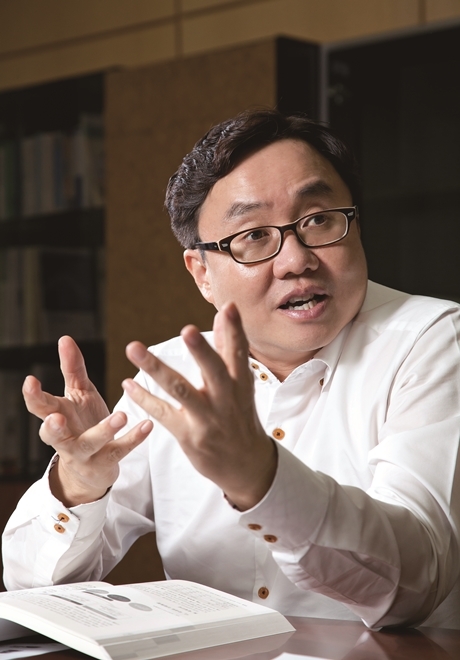 박수용 교수는 블록체인을 한 마디로 “인류가 그동안 보지 못했던 신뢰의 기술”이라고 설명했다. 아직 완벽하지 않지만 과거 인터넷이 그랬던 것처럼 블록체인 역시 나날이 나아질 것으로 박 교수는 내다봤다. 사진/서강대학교 박수용 교수 연구실