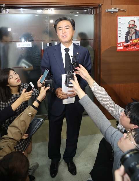 자유한국당 김태흠 최고위원이 3일 오전 박근혜 전 대통령의 출당문제를 논의한 최고위원회를 마친 뒤 취재진의 질문에 답변하고 있다.  /연합