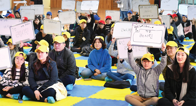 ▲ ‘도전! 교육급식 골든벨’ 참가자들이 문제를 풀고 있다.