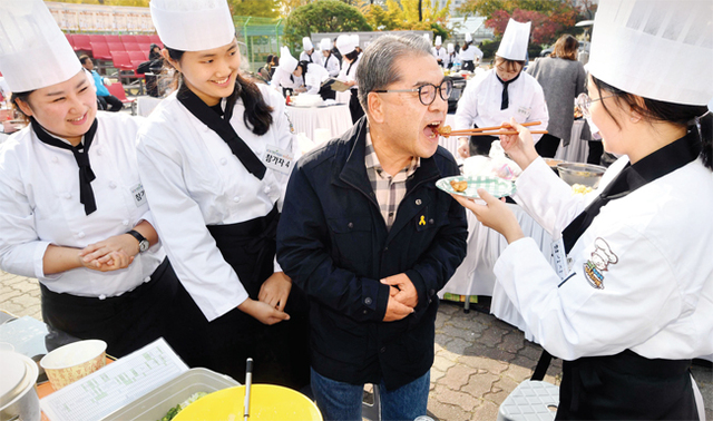 ▲ 이재정 경기도교육감이 출품된 요리를 맛보고 있다.